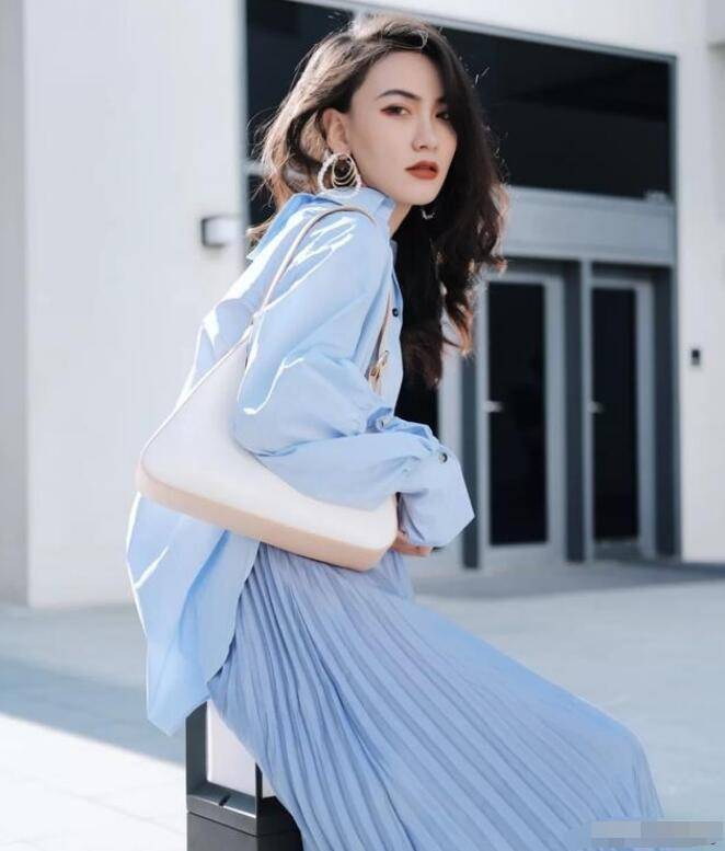 清风 配饰搭配就是蓝色+白色,感觉将蓝天白云穿在身上有如清风拂面,自带清爽属性