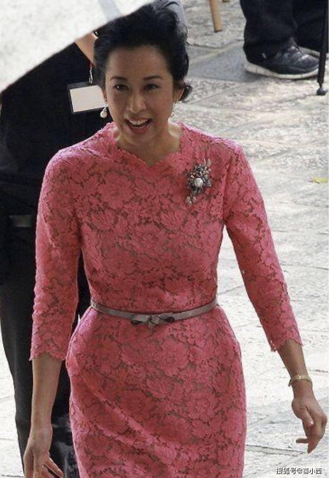 一身 朱玲玲真不愧是“阔太”，一身黑+白搭配真高级，哪像大婶的年纪