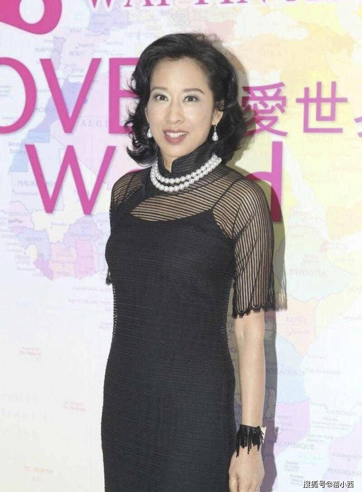 一身 朱玲玲真不愧是“阔太”，一身黑+白搭配真高级，哪像大婶的年纪