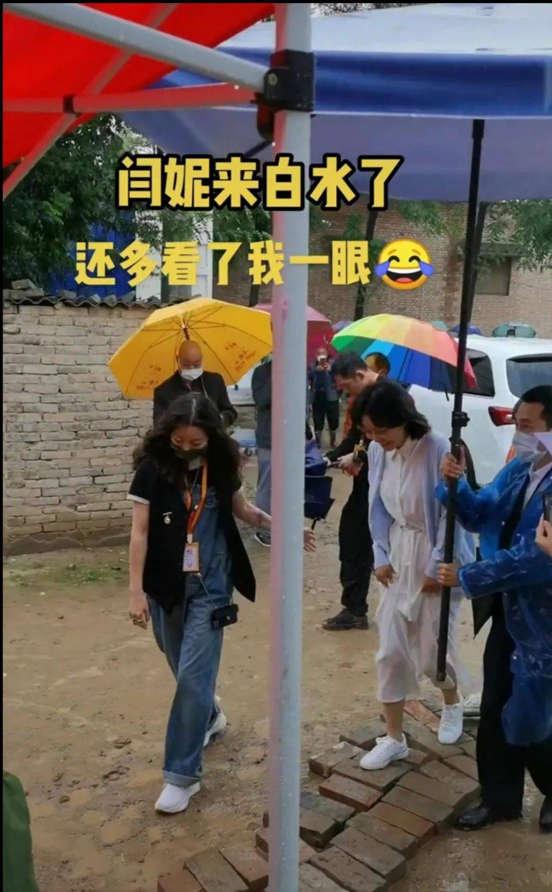 黑色 闫妮素颜一看就是老阿姨，就是穿的年轻时髦，不包装就成普通人！