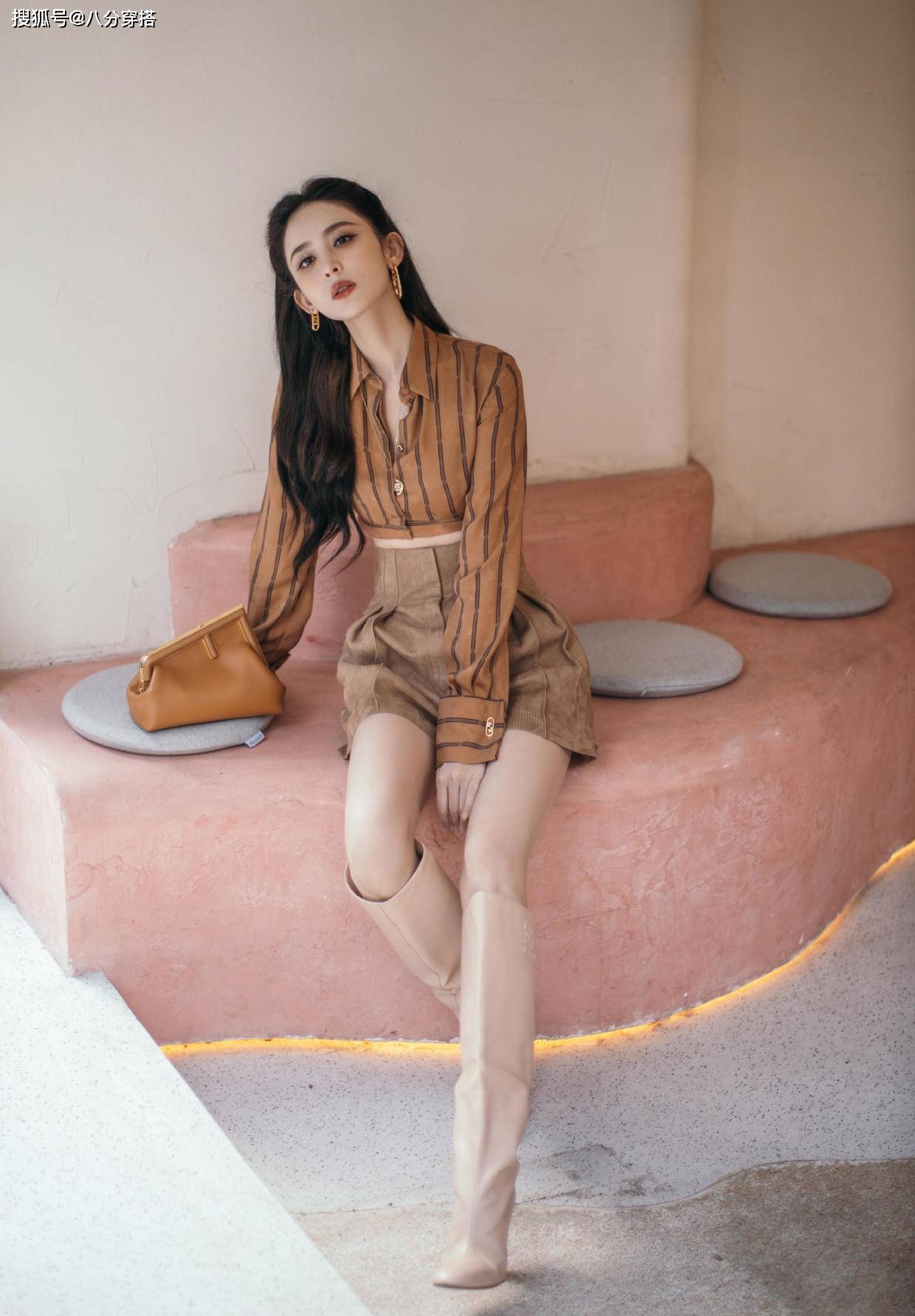 的作用 古力娜扎厉害了,灰色露脐背心配皮衣秀“蚂蚁腰”,身材不输超模