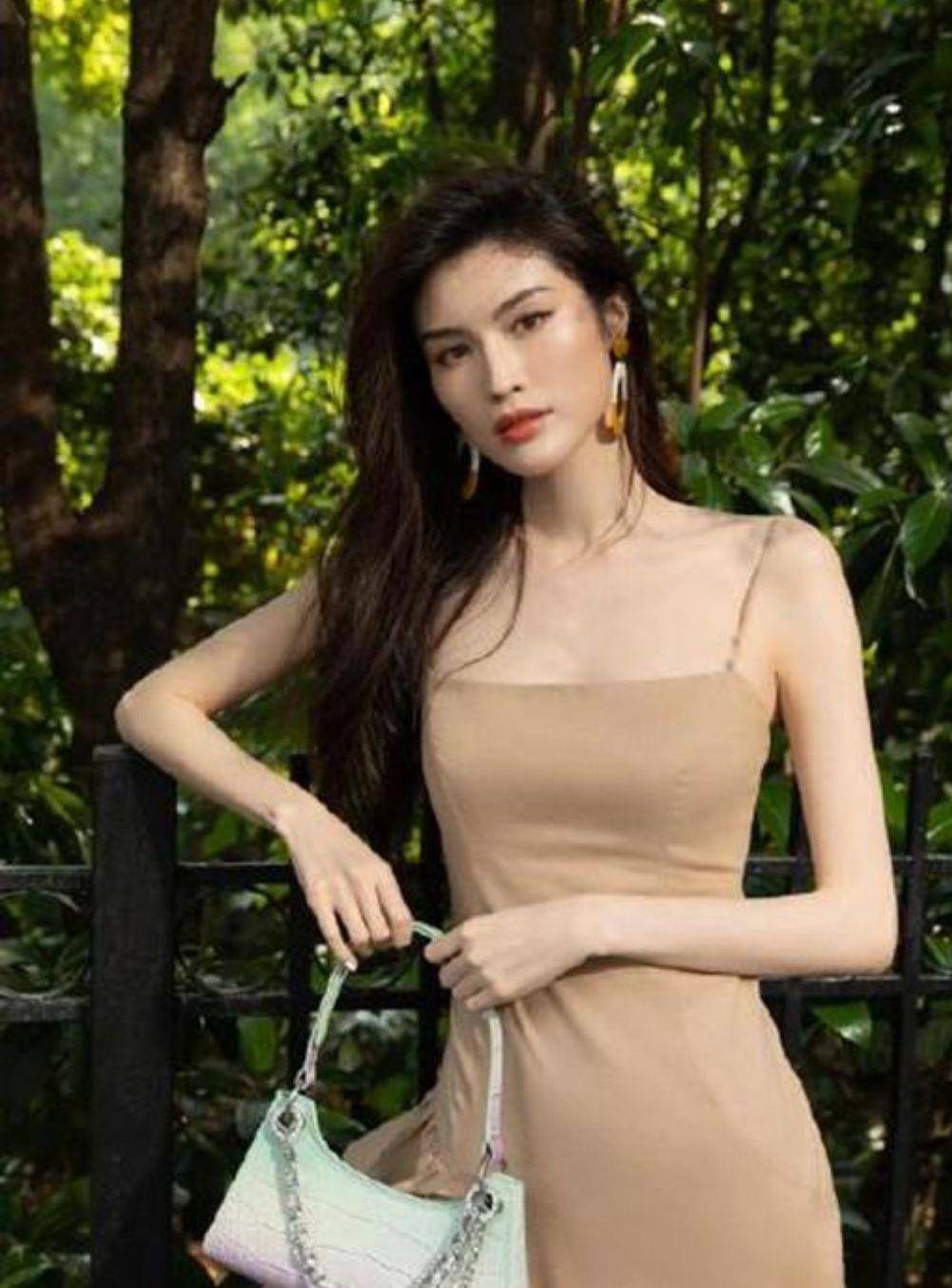 锁骨 何穗178身高太吸睛了，穿吊带裙瘦出了锁骨，体重和身高不成比例