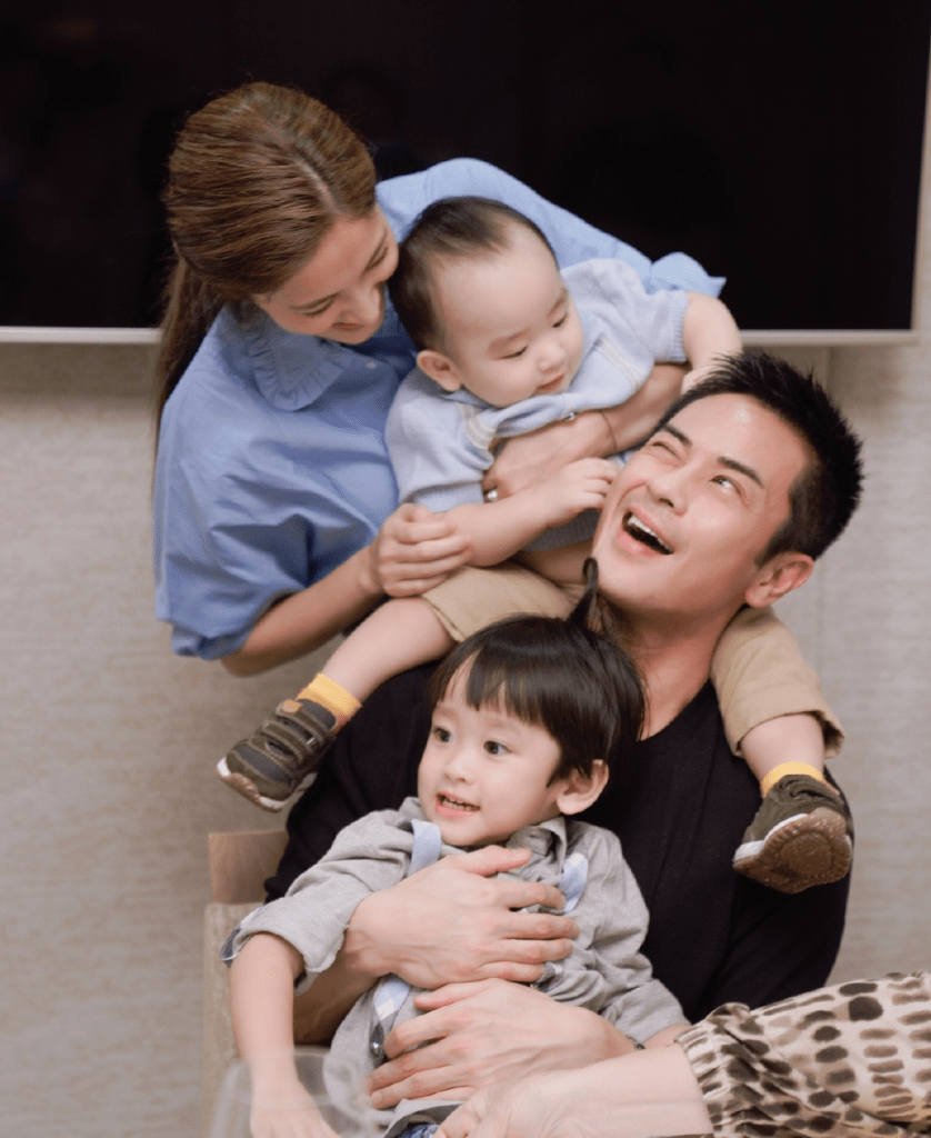 郑嘉颖郑嘉颖港姐老婆携子拍广告，兄弟俩肤色差明显，一个活泼一个呆萌