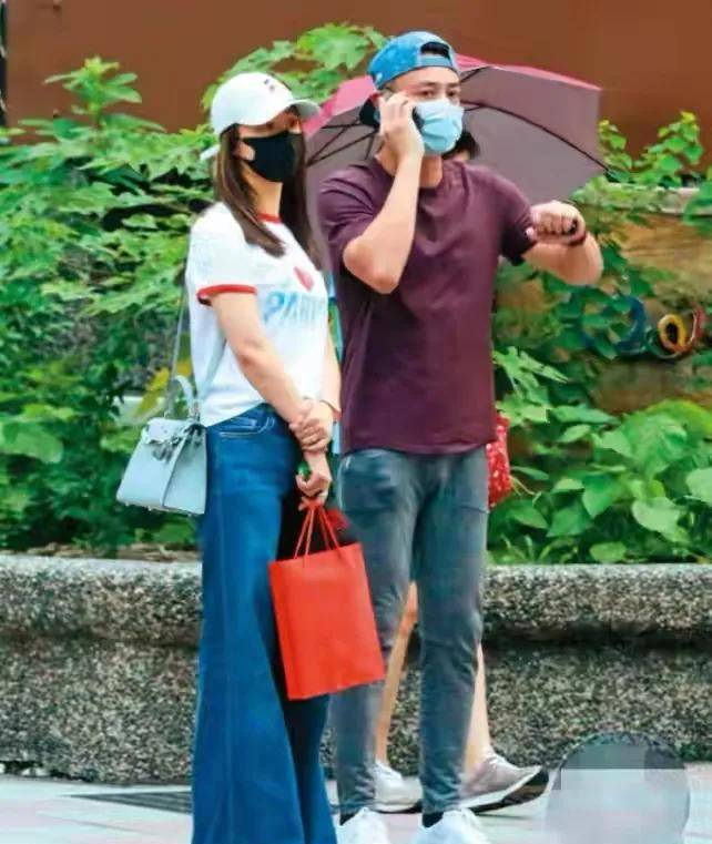 活动 霍建华陪林心如参加活动!耐心等待成小跟班,穿紧身裤彻底油腻了