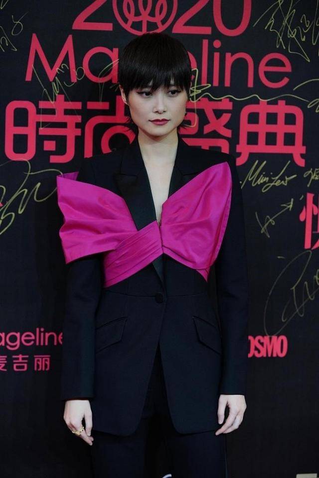 设计 李宇春真是将特立独行进行到底，紫发配粉裙，还挺有女人味