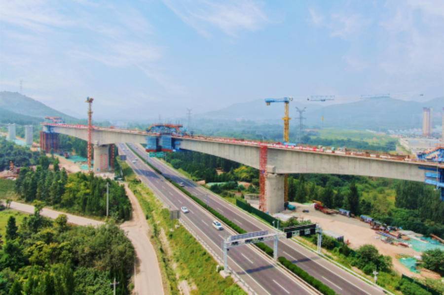 原创这才是加速度济莱高铁上跨京沪高速连续梁提前合龙