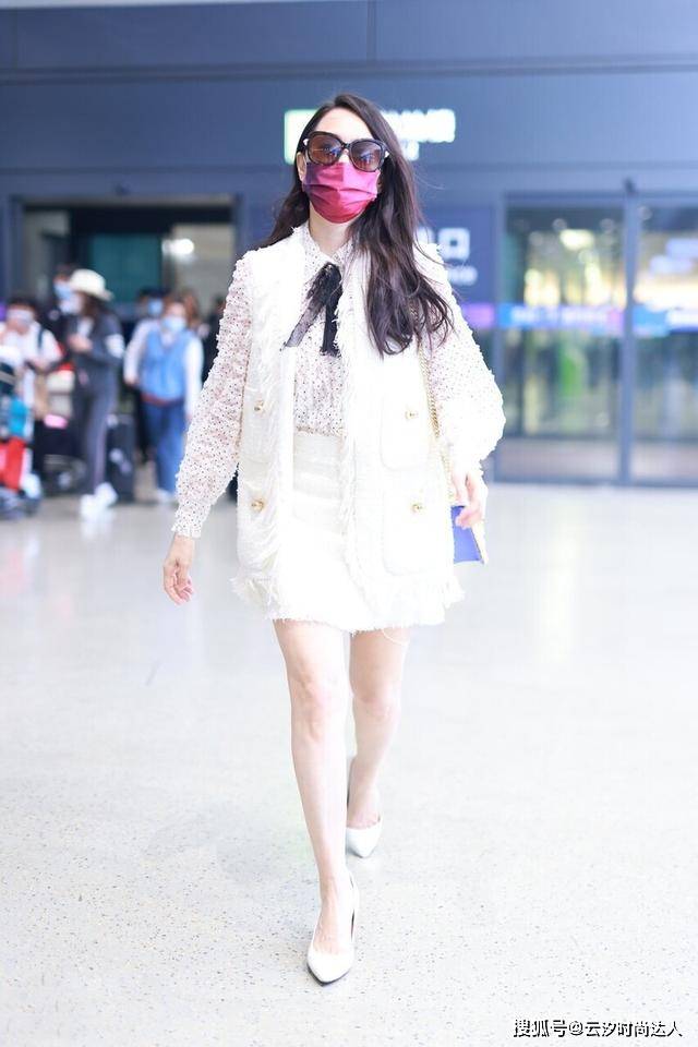 身材 伊能静越老越会穿，与儿子同框满满少女感，两人不像母子更像姐弟