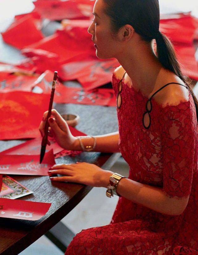 色调 刘雯把“中国红”穿到开挂!最美红色的高级感穿搭,和国庆节更配