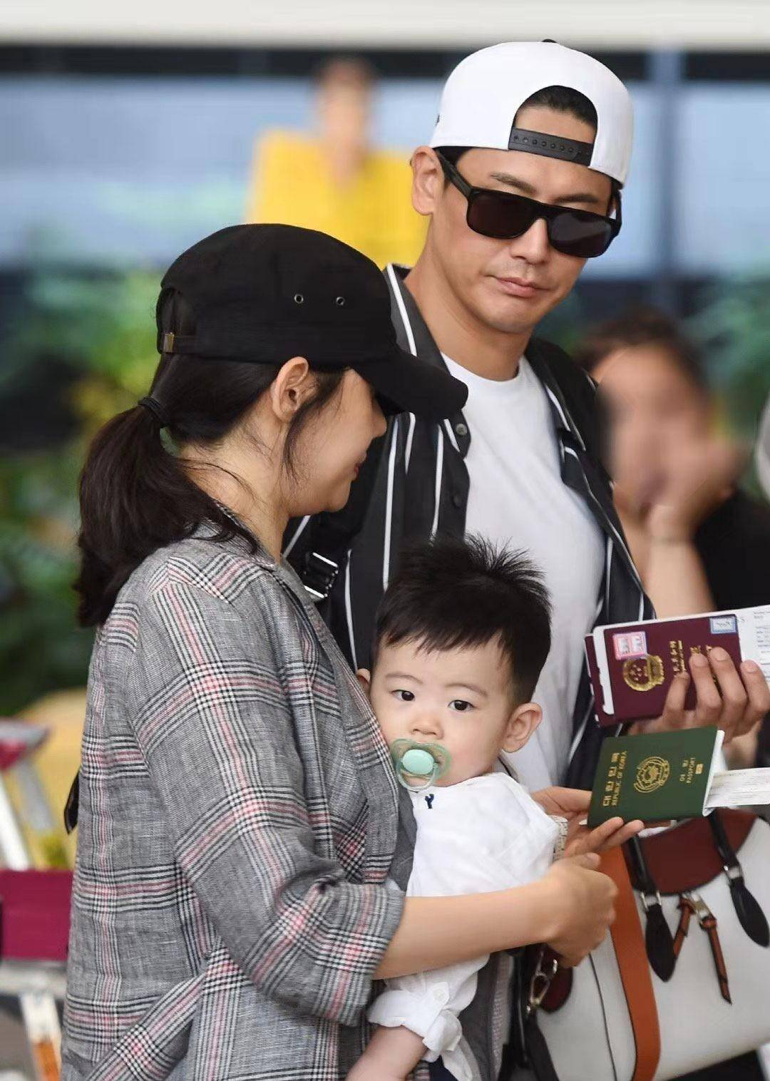 向来偏 秋瓷炫一家现身机场，女方背娃似保姆男方一身轻松