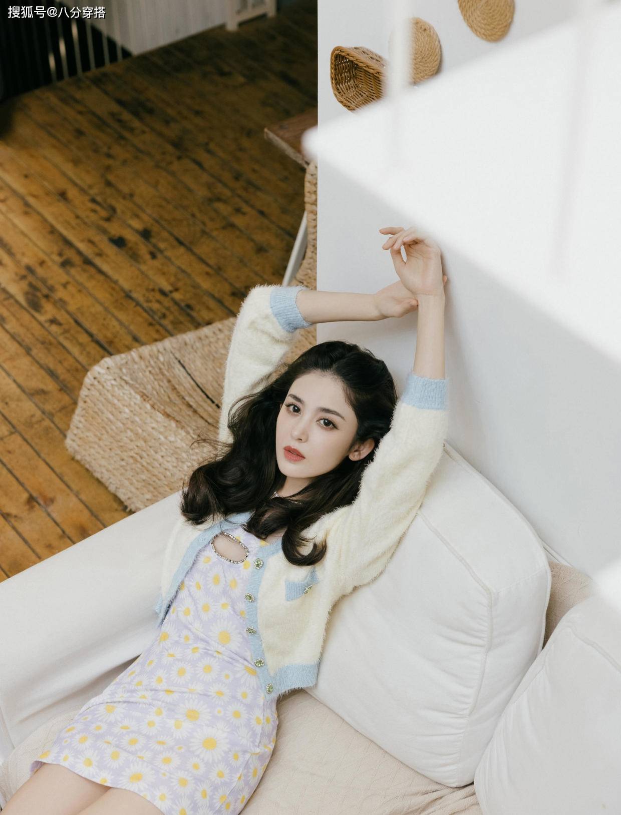 的作用 古力娜扎厉害了,灰色露脐背心配皮衣秀“蚂蚁腰”,身材不输超模