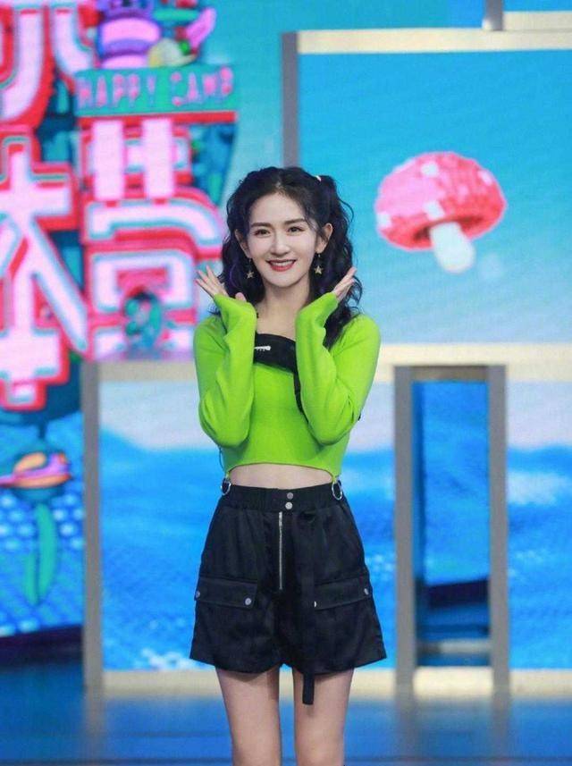 小姑娘 谢娜二胎后更“嫩”了！穿破洞T配印花裙，新潮时尚不输小姑娘