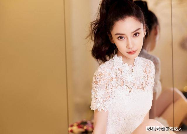 真抢镜 杨颖仍不肯正视自己的年龄，穿小白裙扎高马尾扮清纯，细腿真抢镜