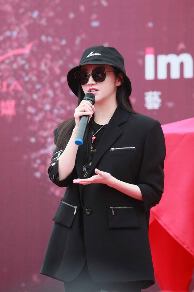 姐妹 景甜的西装搭配真休闲,一点都不拘谨,淡妆戴墨镜挺有亲和力