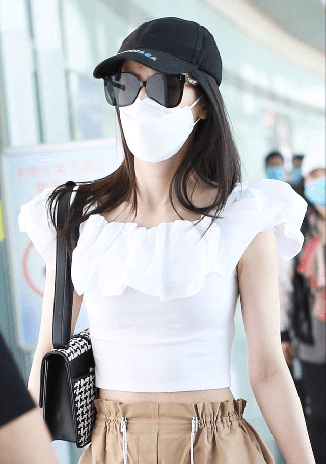 设计 杨子二婚老婆一点没阔太架子，日常穿搭挺接地气，看着不像30+