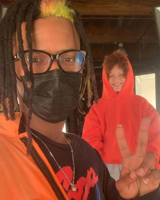 官网 手慢无！Yeezy x GAP联名"初代卫衣"被抢到断码？