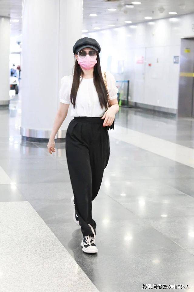 身材 伊能静越老越会穿，与儿子同框满满少女感，两人不像母子更像姐弟