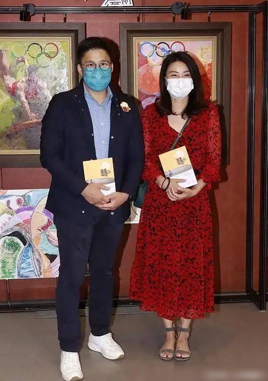 设计 霍启刚郭晶晶亮相街头，两人穿着好低调，朴实无华却难掩贵气