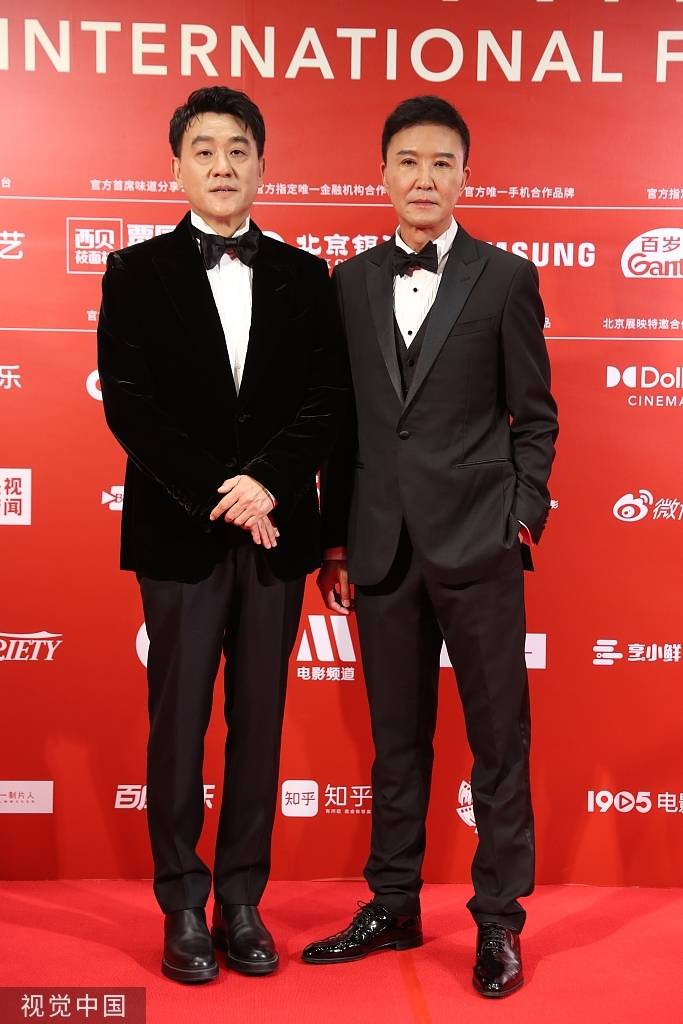 何冰 11届北影节闭幕：巩俐高开衩长裙秀美腿 陈坤张颂文西装儒雅