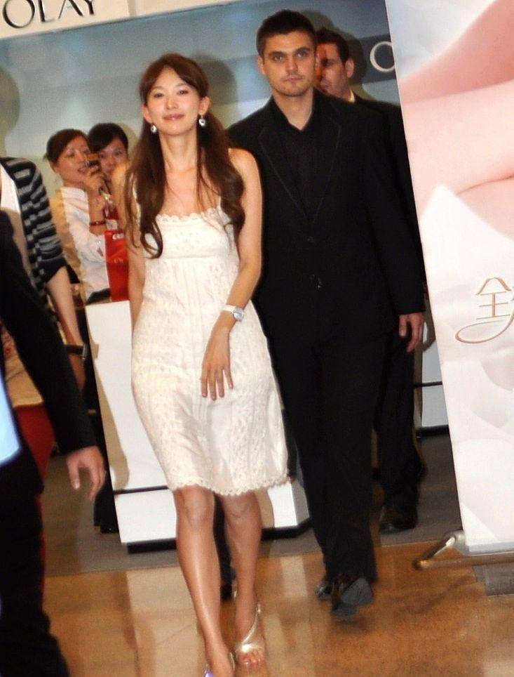 林志玲 林志玲的身材让人移不开眼，穿着吊带裙都藏不住，正面看真撩人