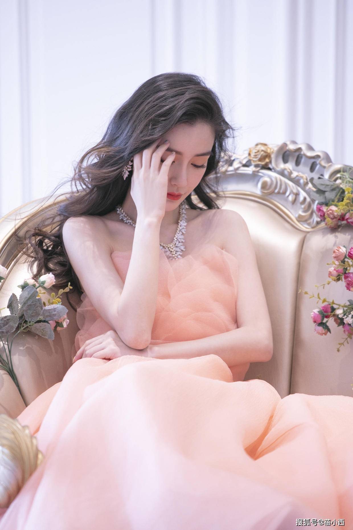 时尚 Angelababy不愧是顶流，穿正红色爱心礼服裙亮相红毯，美出新高度