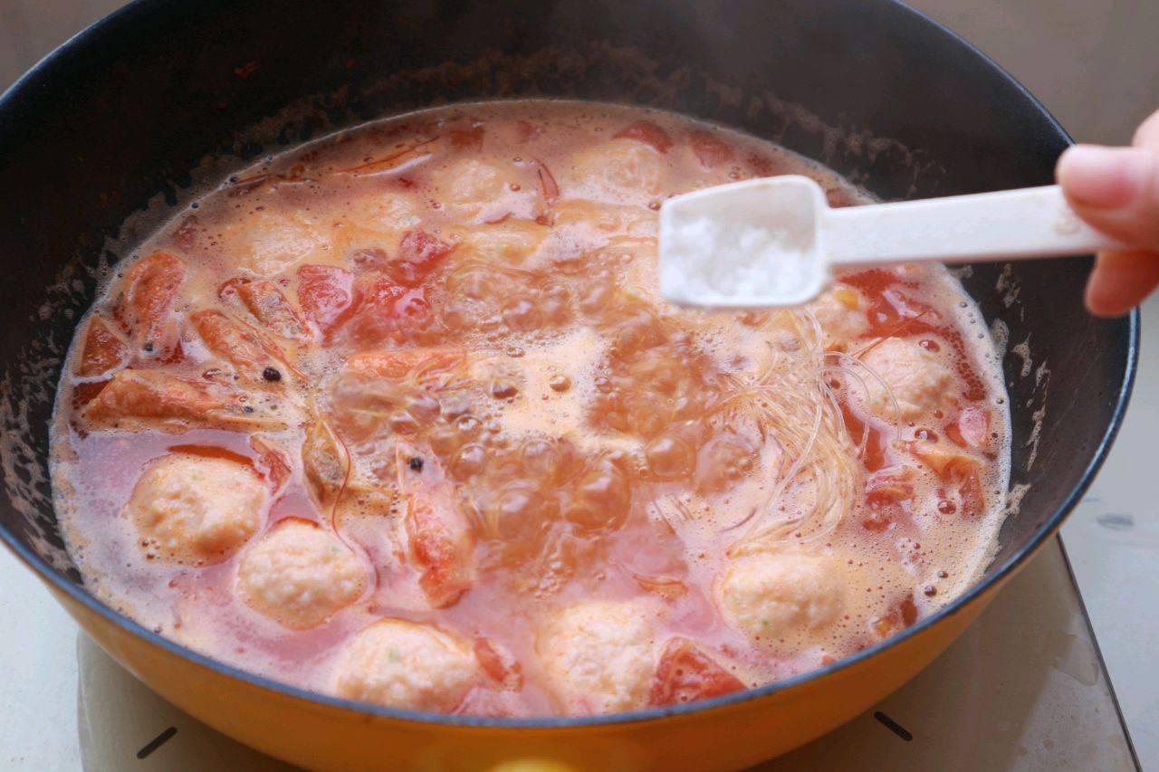 【烹饪小贴士】:1,用绞肉机来做虾丸方便简单又快手,两分钟就能搅好