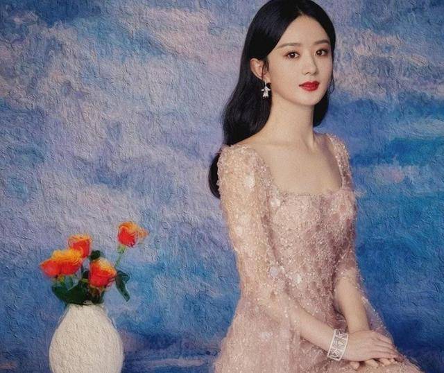赵丽颖 赵丽颖的“少女脸”太有辨识度，穿素色长裙太仙了，好似油画公主