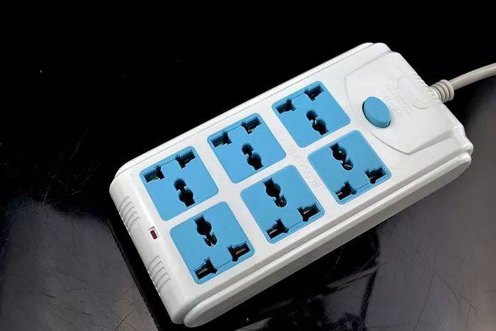 实用的万能插座为何被国家禁止使用看看它的危害就明白了