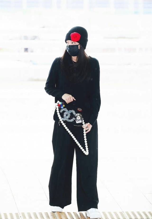 时尚Jennie素颜生图曝光，脸小皮肤好，之前被喷长相，现在看如何