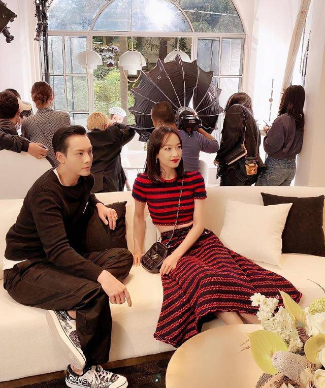 套装 宋茜针织套装穿出高级感,网友的评论:这一身太漂亮了,好喜欢