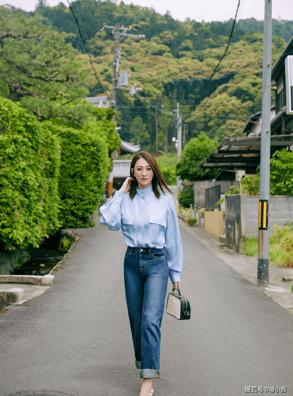 刺绣 李小冉身材饱满又敢穿，一袭刺绣抹胸连衣裙气质惊艳，真不怕走光