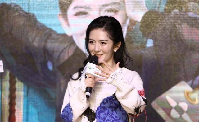 细节 谢娜扮嫩真是有一套，穿上针织的衣服，还玩撕裂风，还挺可爱的