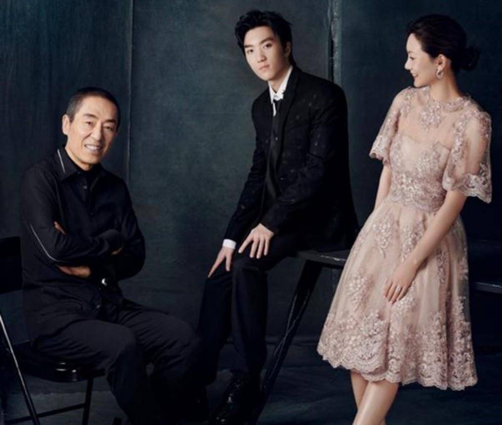 黑色 张艺谋携妻子现身机场,穿老爹鞋一身潮流打扮,仿佛年轻了二十年