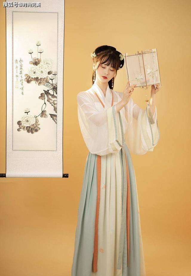 身材 最近火了一种穿搭叫“汉服+吊带”，优雅又性感，很高级