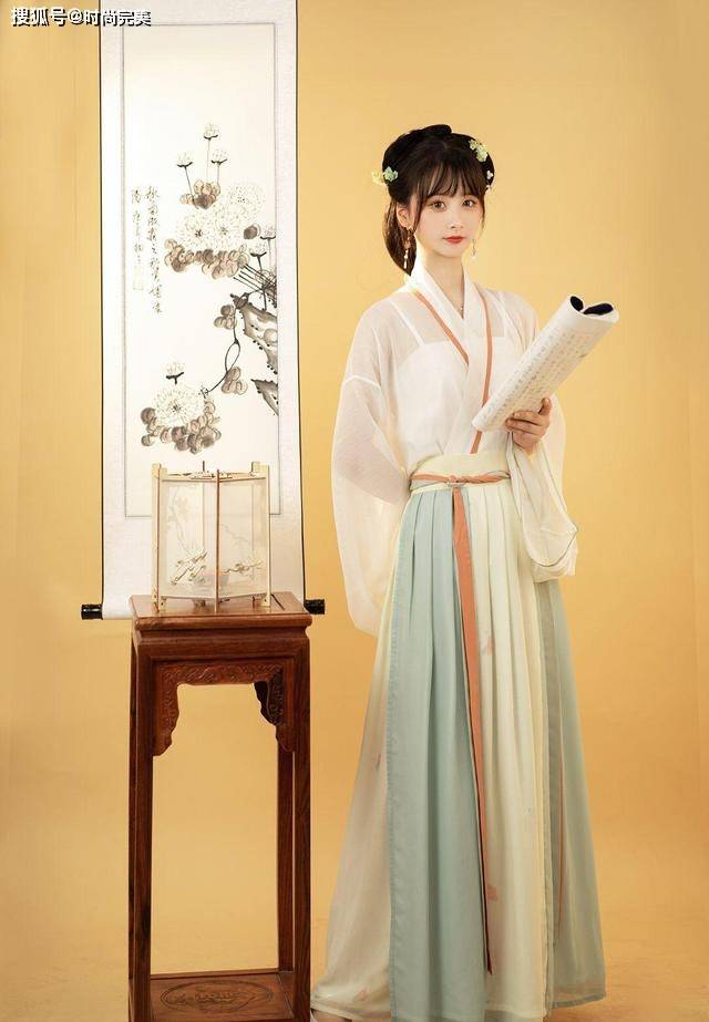 身材 最近火了一种穿搭叫“汉服+吊带”，优雅又性感，很高级