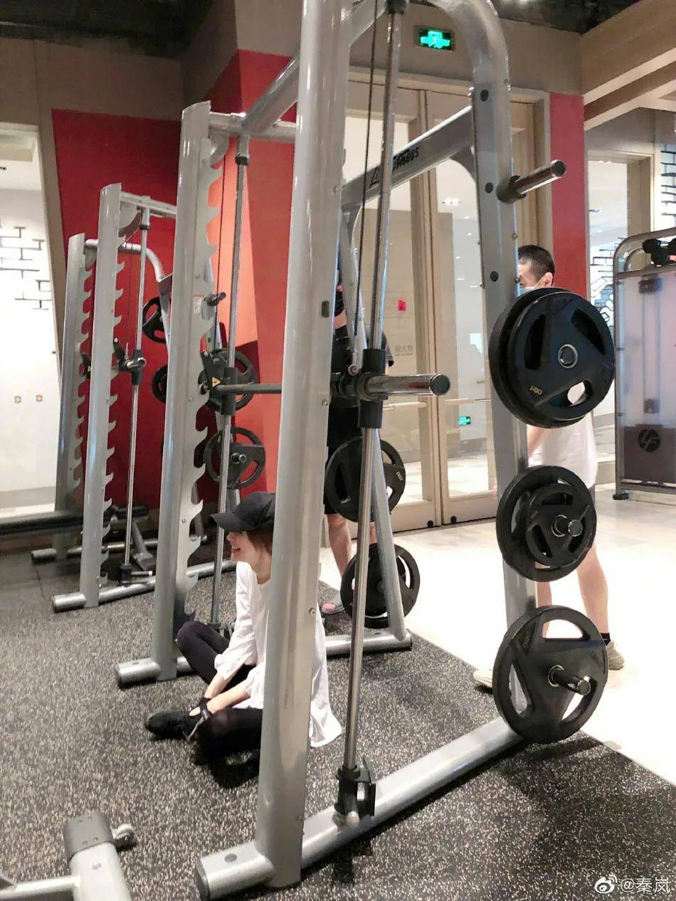 42岁秦岚身材纤瘦凹凸有致！肤白貌美太性感撩人_美女