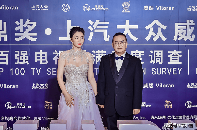 刺绣 李小冉身材饱满又敢穿，一袭刺绣抹胸连衣裙气质惊艳，真不怕走光