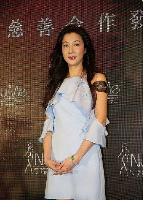 设计 48岁吴绮莉颜值出圈，长发配短裙宛如小姑娘，可见她年轻时有多美