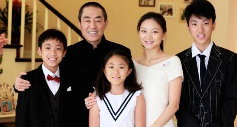 黑色 张艺谋携妻子现身机场,穿老爹鞋一身潮流打扮,仿佛年轻了二十年