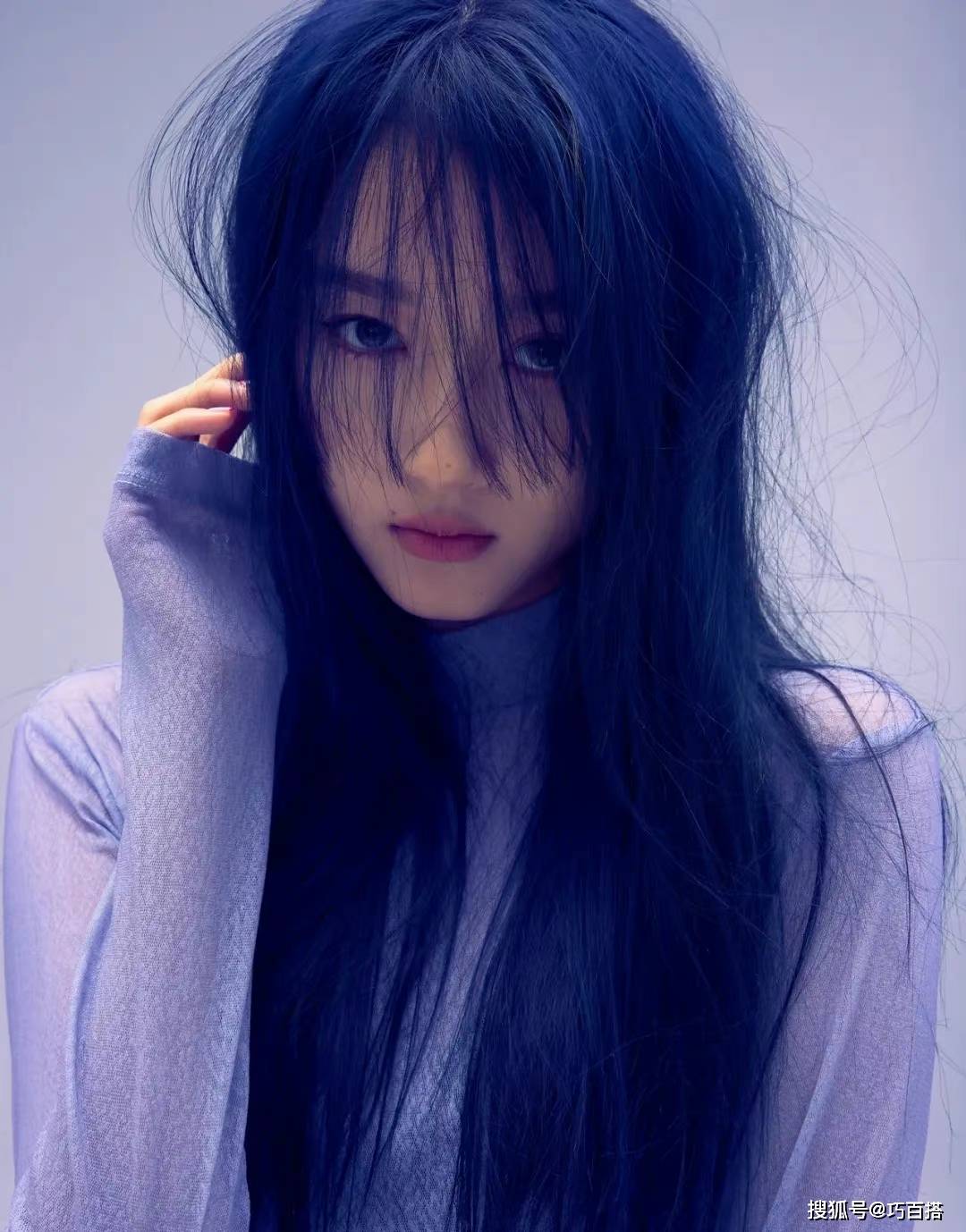 束脚 关晓彤晒照秀私服，三套休闲性感风的搭配造型，让人眼前一亮
