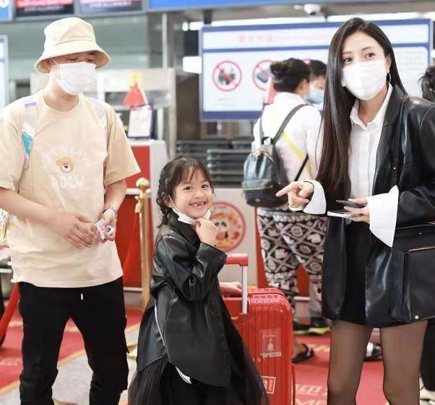 职业 包贝尔一家三口罕露面，娇妻职业装配黑丝太会了，女儿被嘴巴拖累