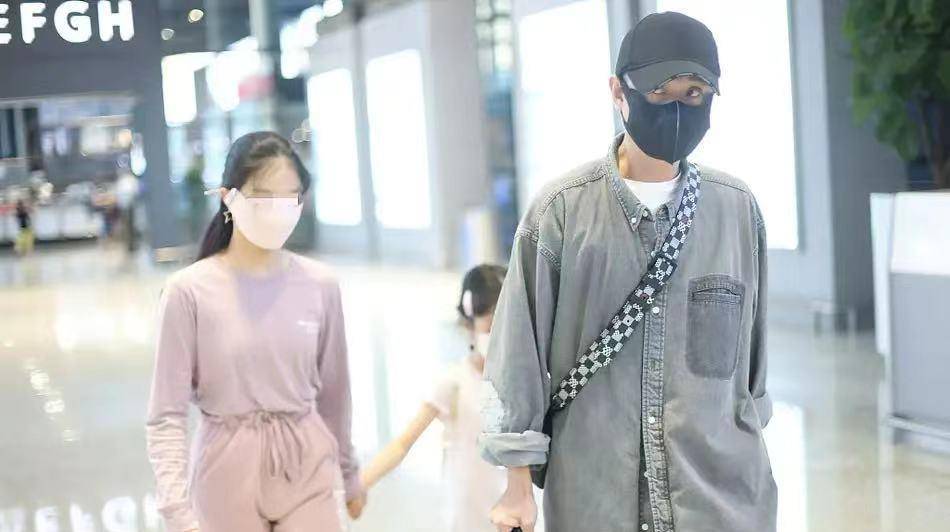 父女 文章父女仨走机场！提6万包装冷酷，长女裤子提到腰勒屁股太尴尬