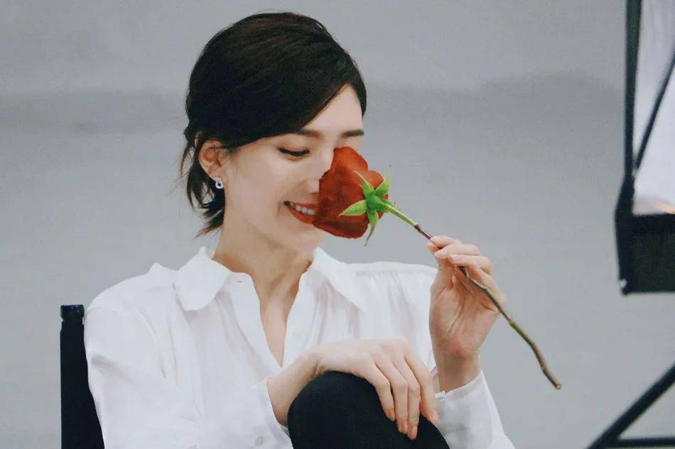 眼眸 江疏影穿着红色纱裙秀天鹅颈！雪肤玉貌太性感妩媚