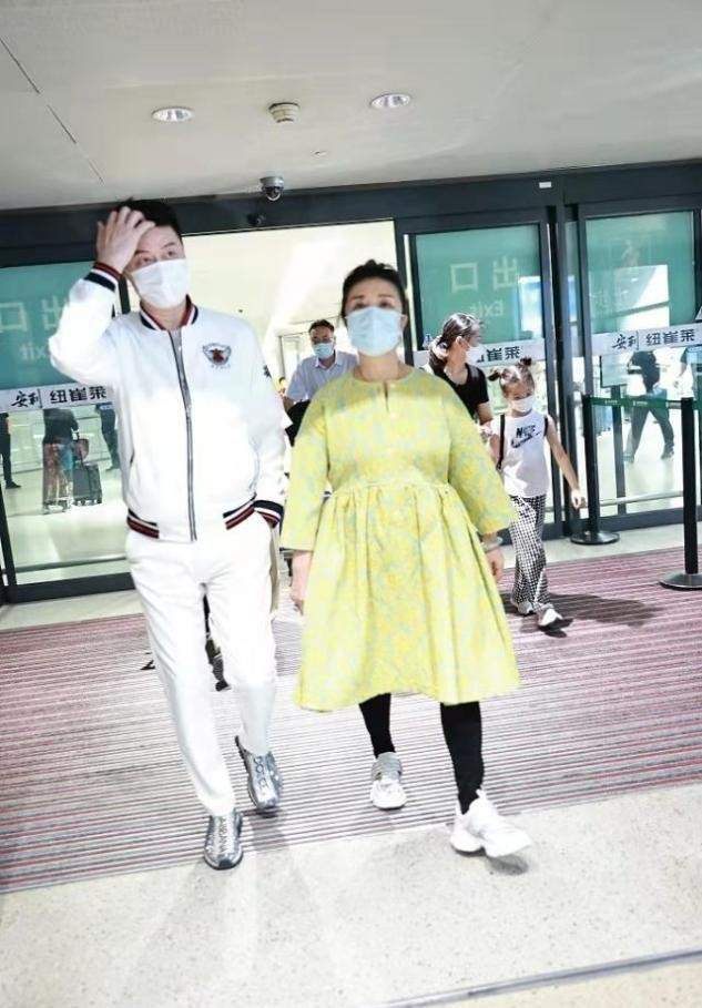 范冰冰 范冰冰爸妈罕走机场，学年轻人穿衣服却翻车，66岁老妈身材臃肿