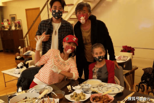 面色叶倩文晒照庆60岁生日！打扮精致面色红润，身边不见老公林子祥