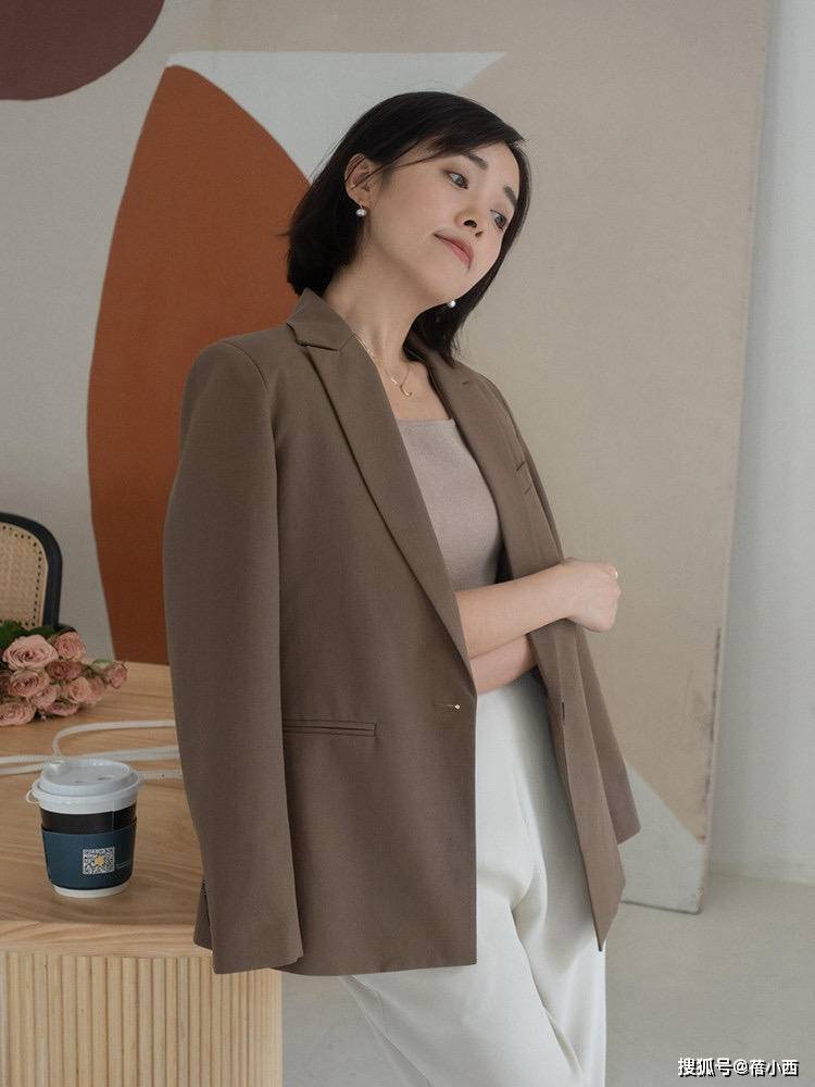 黑色 女人一旦过了40岁，穿衣搭配要选“气质款”，大方高级又很优雅