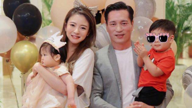 长发|安以轩晒全家福庆生，一头长发显女性魅力，二胎女儿撅小嘴超可爱