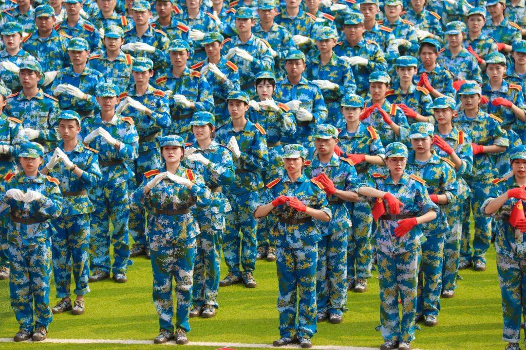 今天华贸新生军训汇演燃炸了视频带你看现场