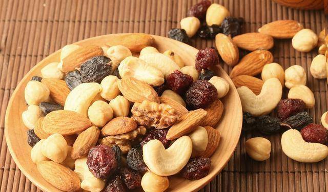 2,缺乏维生素b如果发现白头发越长越多,可以多吃一些含铜的食物,比如