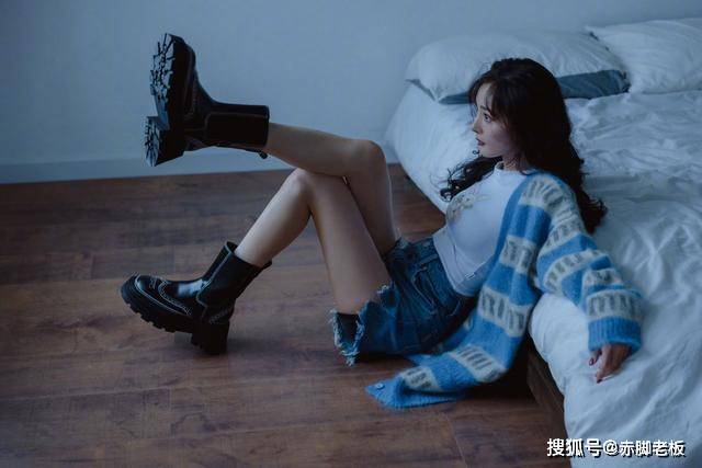 材质 杨幂状态真好，穿短裤+靴子秀长腿，看着仍像“小姑娘”