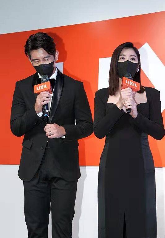 老公 贾静雯夫妇出席活动，她一袭紧身长裙全身零赘肉，比小老公还显嫩